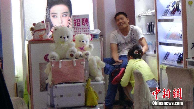 4月23日晚，深圳龙华花园街A-30“流行美”化妆品店一女顾客被男子砍伤，后发生“流行美”两名女店员遭挟持。警方经过近3小时的对峙后将歹徒制服，成功解救女店员。警方在现场拉起警戒线，该事件引市民围观。