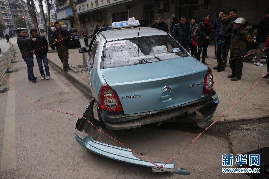 1月24日在湖北武汉江汉区唐蔡路拍摄的案发现场。据武汉市公安局通报，24日上午9时40分许，武汉警方接到报警称，在江汉区唐蔡路附近，一男子持刀砍伤数人。警方迅速就近调度警力赶到现场，将该男子控制，并将伤者送至附近医院抢救。目前，1人不治身亡，7名伤者正在救治中。警方正在开展现场勘查、走访调查等工作。据查，嫌疑人韩某，硚口区人，38岁。案件正在办理中。
