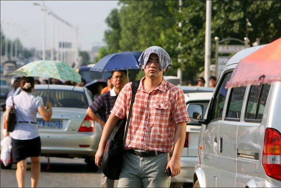 武汉一老人怕高温致癌整个夏天不出门24小时开空调_湖北频道_凤凰网