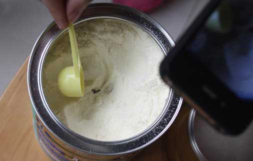 武汉女子京东买幼儿奶粉 连开两罐均有黑虫