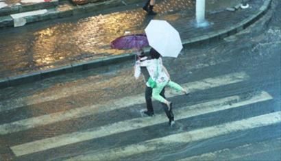 下雨时,正赶上下班,街上的行人不少没有带雨伞,被浇成落汤鸡.