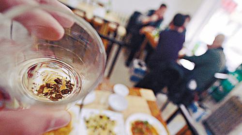 朋友聚会酒瓶中现潮虫窝 长时间浸泡尸体已腐烂