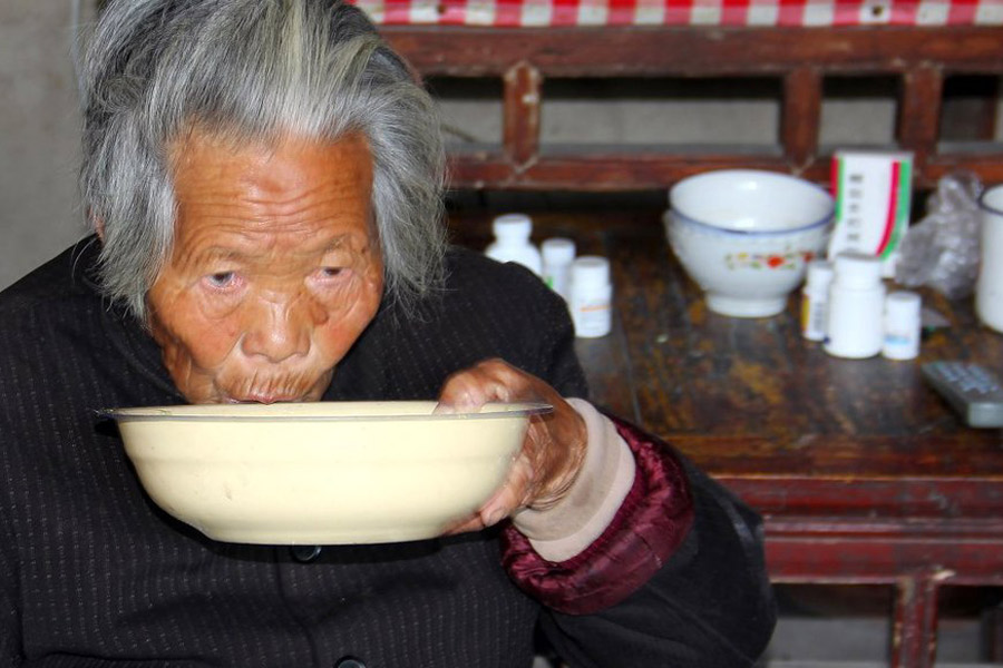 中国跑步进入老龄化社会:人活着钱没了