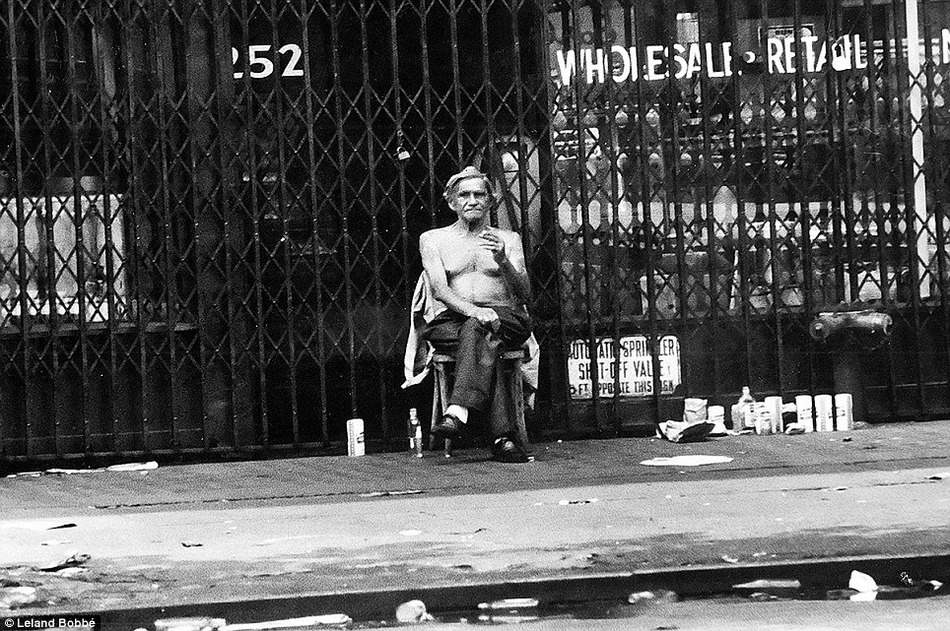 20世纪美国经济_20世纪30年代,美国经济大萧条期间,纽约的穷人们排队等候发放面包...