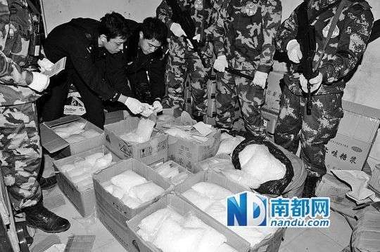 警方在村民家中收缴的冰毒，一袋约一公斤。