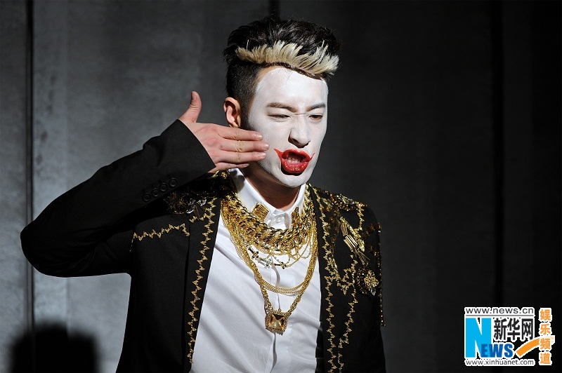 潘玮柏入行10年推新专辑 《小丑》MV热吻女主