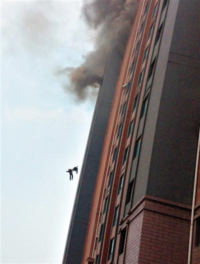 上海2名消防员被热浪吹下13楼 