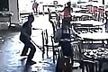 云南多名男子持长刀冲进景区饭店砍人 游客奔逃