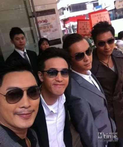 扎职》香港热拍各国影迷街头支持谭耀文