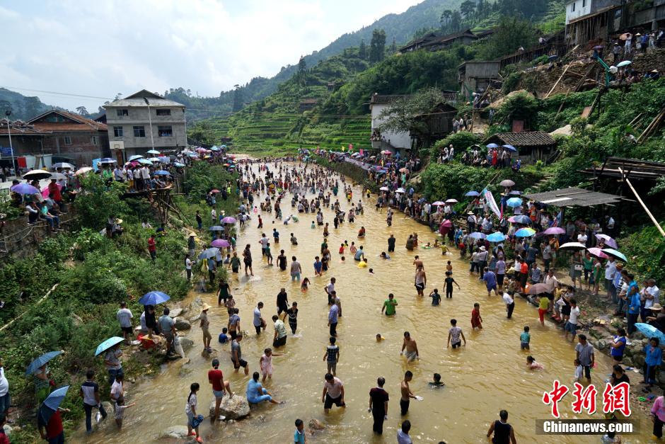 广西融水苗胞欢度传统"闹鱼节"