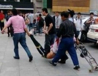 实拍广州警方制服火车站砍人白帽男子