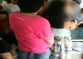 美女公交上遭男子猥亵 同车女孩暗拍视频留证