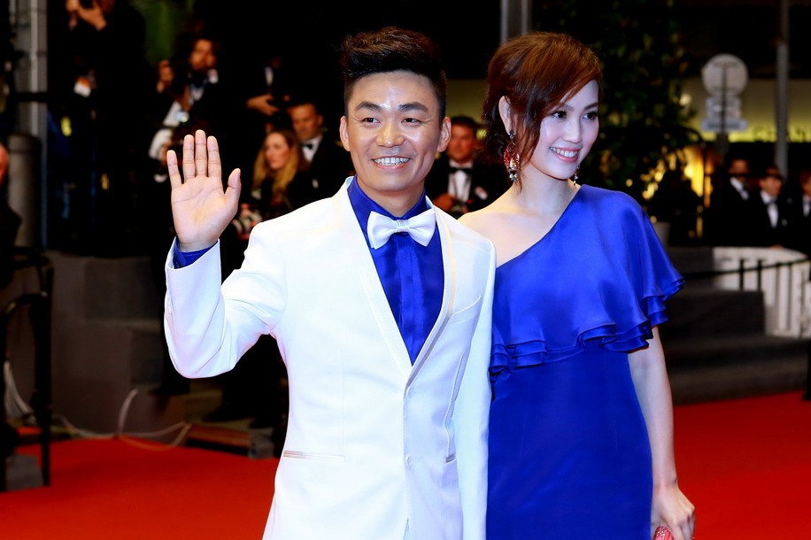 王宝强戛纳吻妻+网友:傻根有傻福老婆好漂亮