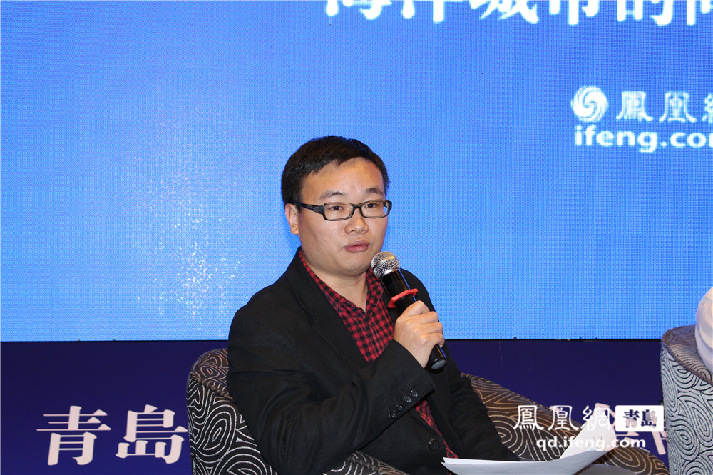 21世纪经济报道主编_图为21世纪经济报道主编刘洲伟和主持人何帆教授(2)