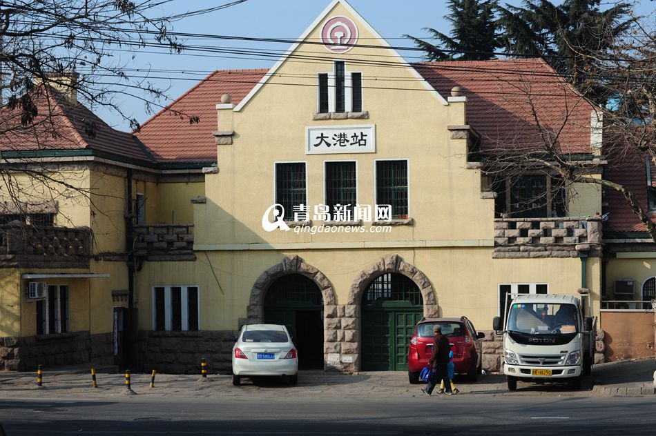 大港火车站石券门被设计得如同城门,成为建筑中最为突出的部分.