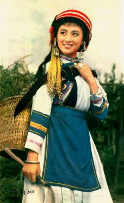 正是这偶然的一回头,改变了杨丽坤的一生.