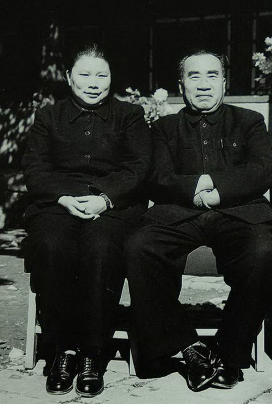 揭秘共和国第一代领导及其夫人们工资 - 乘成 - 乘成休闲吧 揭秘共和国第一代领导及其夫人们工资