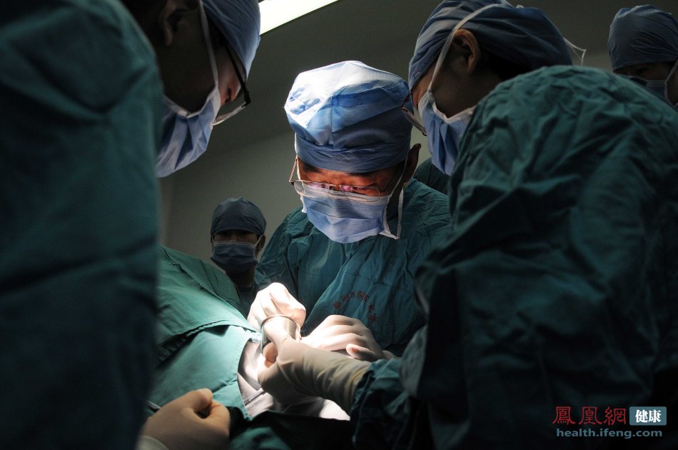 中国医院现场直击:记者实拍唇腭裂整形术