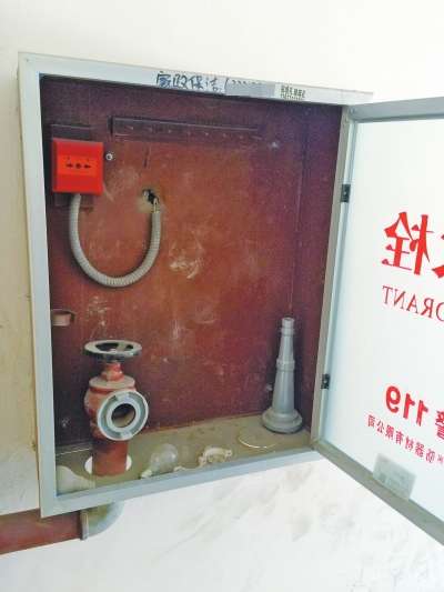 走访郑州十余高层小区查消防隐患 打开消火栓