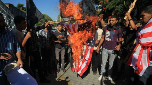一伙巴勒斯坦人12日在位于加沙的联合国办公地点前焚烧美国国旗,以