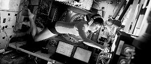 《地心引力》是由好莱坞巨星乔治·克鲁尼和桑德拉·布洛克出演的3D科幻作品。