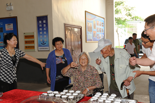 寻访故地觅战友美人泉边品美酒 一个抗战老兵