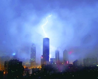 昨天，雷暴夜袭江城。在武昌上空，一道道闪电发出耀眼的光芒，像一只只巨手，撕开夜空。来源：武汉晚报