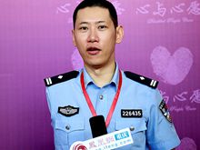 
“当代公安保尔”民警陈冰：“心与心愿，我们同行”。