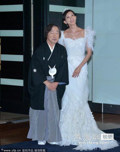 林志玲日本披婚纱做宣传 对男星屈膝嗲态十足(图)