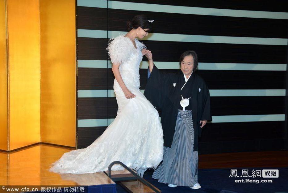 林志玲日本披婚纱做宣传 对男星屈膝嗲态十足(图)