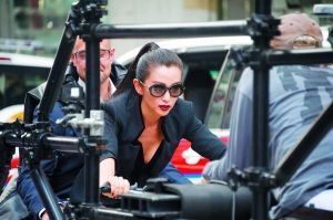 李冰冰新片性感造型曝光 晒事业线享巨星待遇