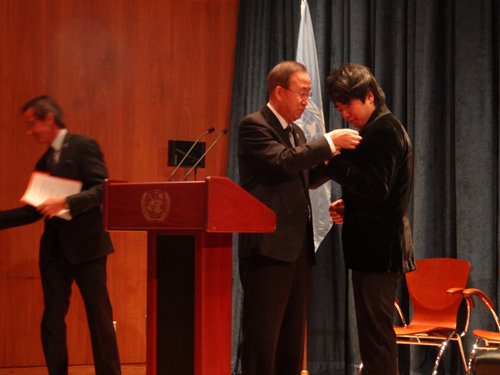 郎朗获“联合国和平大使”称号 潘基文亲授勋章(图)