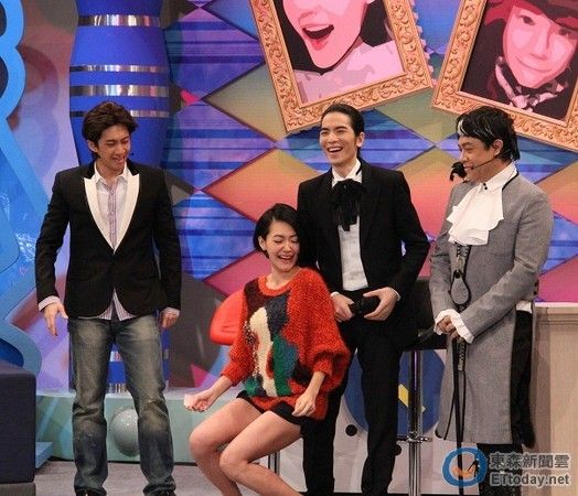 萧敬腾自曝身材诱人 小s伸手入衣“验货”(图)