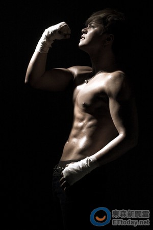 罗志祥1个月狂瘦10公斤 全裸照镜自赏:我好帅(图)