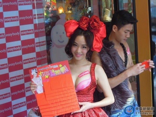 林志玲师妹晒106公分长腿橱窗内任拍 深v露肉(图) 