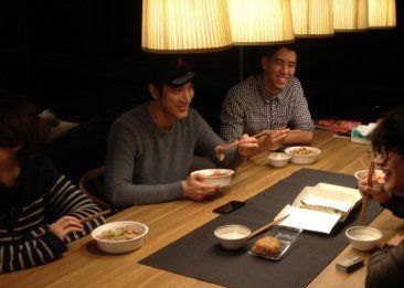 王力宏晒与朋友吃饭照片 网友:原来是左撇子