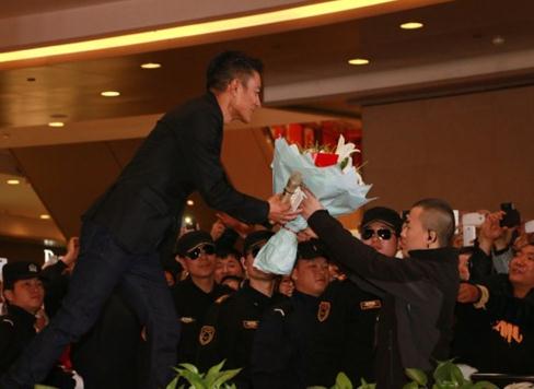 刘德华亮相杭州引围观 现场200保安护驾(图)