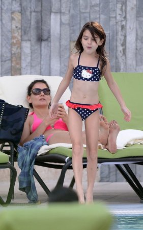 前阿汤嫂携女度假 小腹褶皱酷似“千层饼”(图)