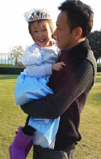 郭可盈为女儿温馨庆生 全家亲密依偎(图)|女儿|照片_凤凰娱乐