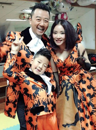 5萌娃亮相芒果台春晚 石头骑马装抢眼(组图)|马