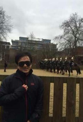 成龙学梁朝伟伦敦打飞的喂鸽子 网友:伟仔知道吗(图)