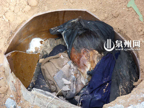 科技  漳州龙海九湖林前岩迁移坟墓时发现一具完整女尸,出缸时肉身未