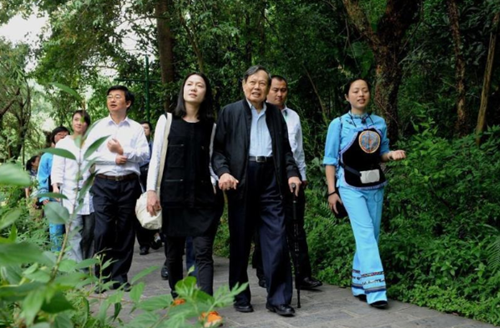 <em>杨振宁</em>与小54岁娇妻晒恩爱 爱情能超越年龄吗