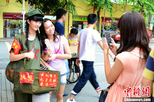 <em>广州</em>女大学生暑期<em>兼职</em> 红卫兵装扮卖冰棍(图