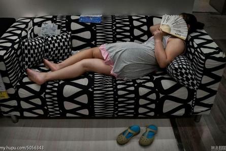 外媒拍国人宜家蹭睡 百态睡姿引围观【图】