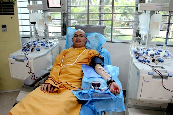 释德超法师来海南献爱心 无偿捐献机采血小板_海南频道_凤凰网