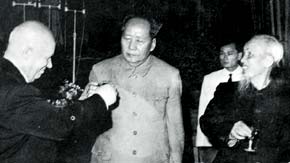 毛泽东曾向胡志明谈文革透露接班人问题