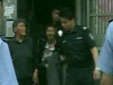 温州丐帮拦婚车要钱 被警方从现场抬走