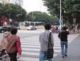 哈尔滨女子执意闯红灯 称抱着孩子车不敢撞