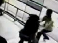 监控实拍男子当街抢包 遭疾驰公交车撞飞 